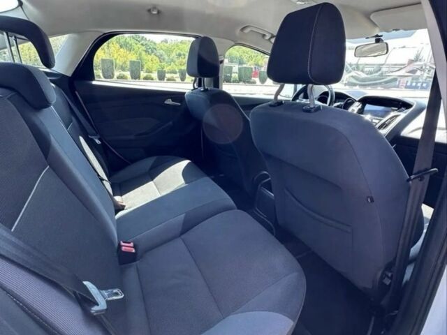 Форд Фокус 2013 в Синельниковом на Automoto.ua Белый Форд Фокус, объемом двигателя 1 л и пробегом 144 тыс. км за 7500 $, фото 3 на Automoto.ua