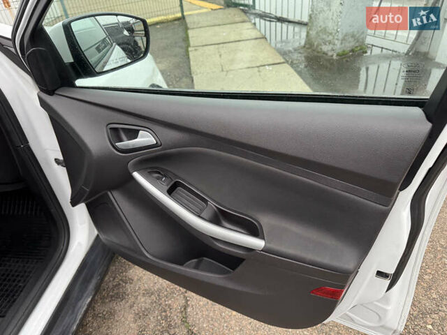 Белый Форд Фокус, объемом двигателя 2 л и пробегом 215 тыс. км за 9490 $, фото 28 на Automoto.ua