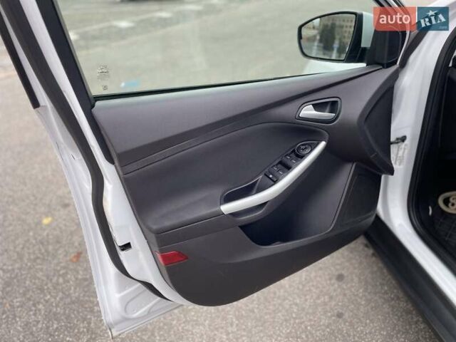 Форд Фокус 2013 в Харькове на Automoto.ua Белый Форд Фокус, объемом двигателя 2 л и пробегом 115 тыс. км за 7700 $, фото 1 на Automoto.ua