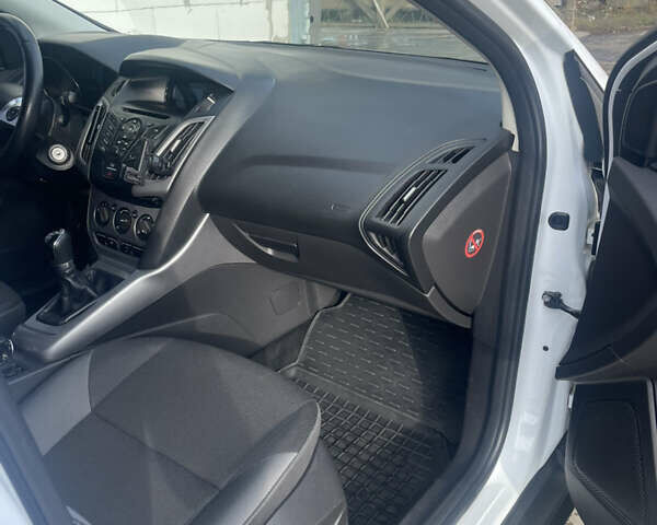 Белый Форд Фокус, объемом двигателя 1 л и пробегом 134 тыс. км за 8500 $, фото 4 на Automoto.ua