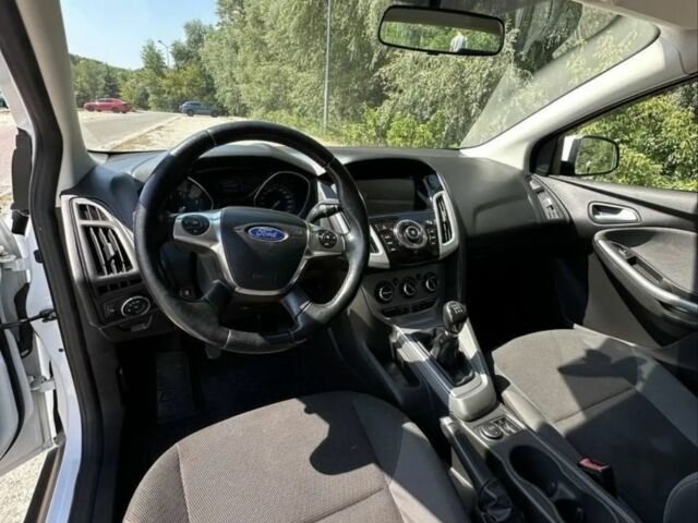 Форд Фокус 2013 в Синельниковом на Automoto.ua Белый Форд Фокус, объемом двигателя 1 л и пробегом 144 тыс. км за 7500 $, фото 4 на Automoto.ua