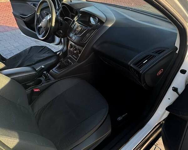 Белый Форд Фокус, объемом двигателя 1.6 л и пробегом 251 тыс. км за 6500 $, фото 3 на Automoto.ua