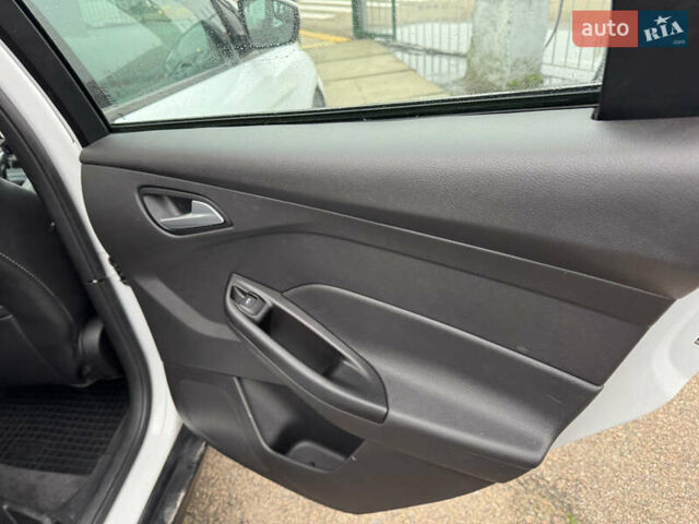 Белый Форд Фокус, объемом двигателя 2 л и пробегом 215 тыс. км за 9490 $, фото 26 на Automoto.ua