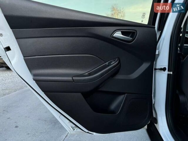 Білий Форд Фокус, об'ємом двигуна 2 л та пробігом 269 тис. км за 7300 $, фото 45 на Automoto.ua