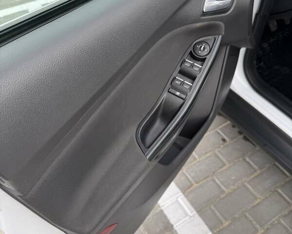 Форд Фокус 2014 в Новоукраинке на Automoto.ua Белый Форд Фокус, объемом двигателя 1 л и пробегом 141 тыс. км за 6800 $, фото 18 на Automoto.ua