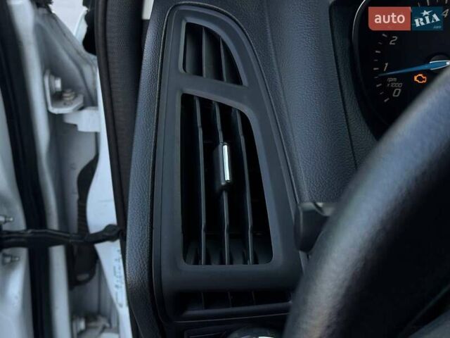 Белый Форд Фокус, объемом двигателя 2 л и пробегом 269 тыс. км за 6900 $, фото 32 на Automoto.ua