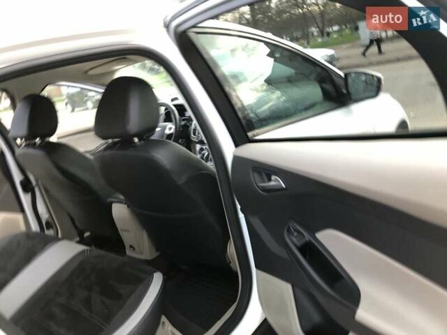 Белый Форд Фокус, объемом двигателя 2 л и пробегом 171 тыс. км за 7499 $, фото 43 на Automoto.ua