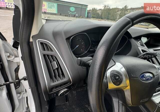Форд Фокус 2014 в Новоукраинке на Automoto.ua Белый Форд Фокус, объемом двигателя 1 л и пробегом 141 тыс. км за 6800 $, фото 13 на Automoto.ua