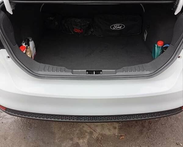 Белый Форд Фокус, объемом двигателя 2 л и пробегом 230 тыс. км за 7200 $, фото 3 на Automoto.ua