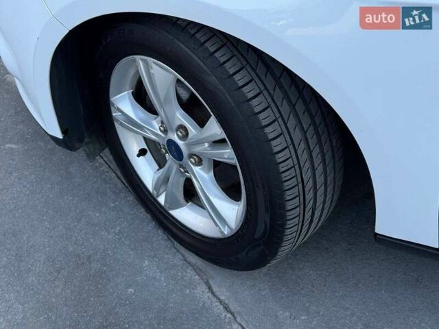 Белый Форд Фокус, объемом двигателя 2 л и пробегом 269 тыс. км за 6900 $, фото 2 на Automoto.ua