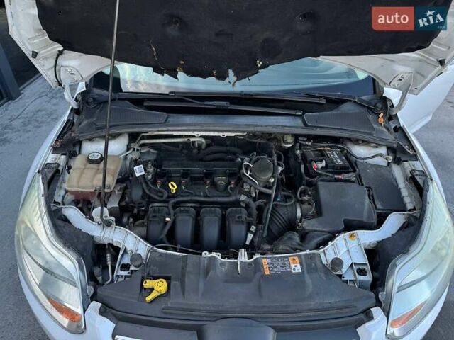 Білий Форд Фокус, об'ємом двигуна 2 л та пробігом 269 тис. км за 7300 $, фото 64 на Automoto.ua