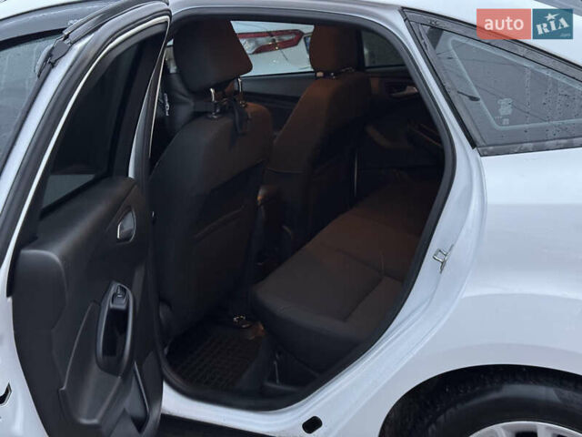 Белый Форд Фокус, объемом двигателя 2 л и пробегом 223 тыс. км за 8000 $, фото 7 на Automoto.ua
