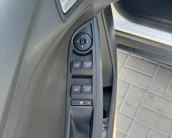 Білий Форд Фокус, об'ємом двигуна 2 л та пробігом 218 тис. км за 8500 $, фото 10 на Automoto.ua