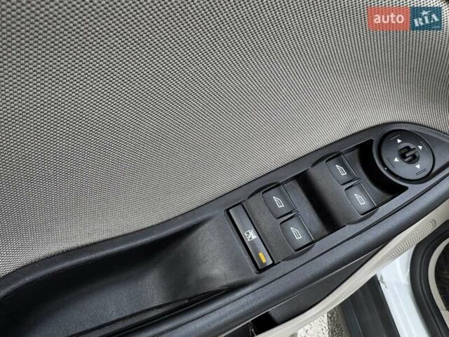 Белый Форд Фокус, объемом двигателя 2 л и пробегом 205 тыс. км за 8300 $, фото 18 на Automoto.ua