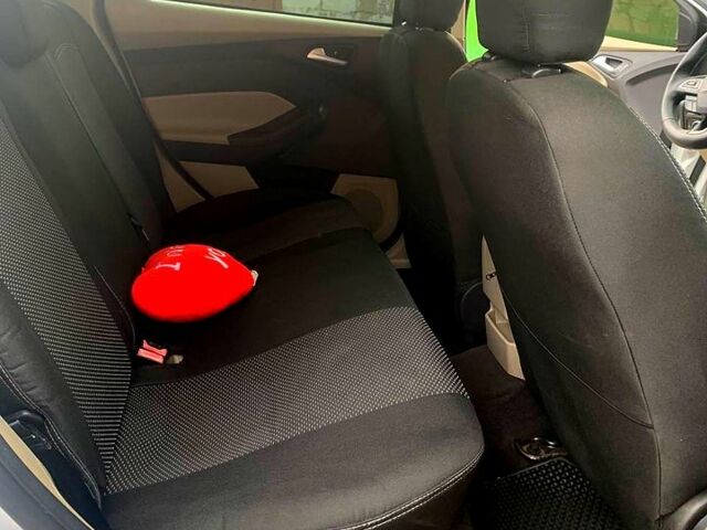 Белый Форд Фокус, объемом двигателя 2 л и пробегом 350 тыс. км за 7700 $, фото 12 на Automoto.ua