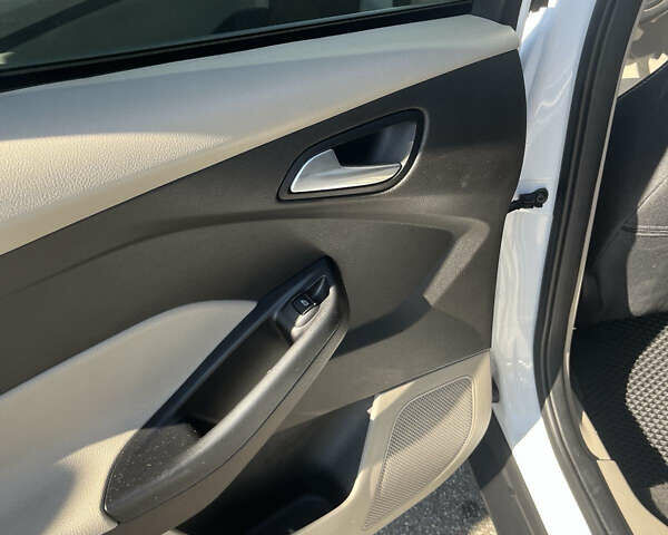 Белый Форд Фокус, объемом двигателя 2 л и пробегом 188 тыс. км за 6900 $, фото 16 на Automoto.ua