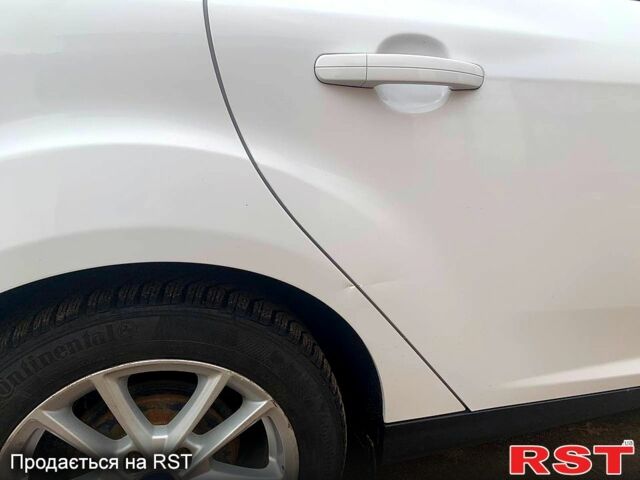 Белый Форд Фокус, объемом двигателя 2 л и пробегом 350 тыс. км за 7700 $, фото 5 на Automoto.ua