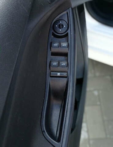 Білий Форд Фокус, об'ємом двигуна 2 л та пробігом 195 тис. км за 8999 $, фото 15 на Automoto.ua