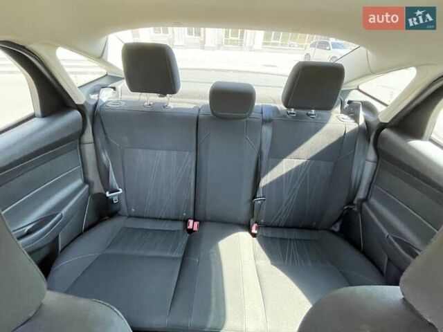 Белый Форд Фокус, объемом двигателя 2 л и пробегом 206 тыс. км за 8800 $, фото 11 на Automoto.ua