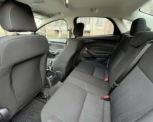 Білий Форд Фокус, об'ємом двигуна 2 л та пробігом 161 тис. км за 8300 $, фото 2 на Automoto.ua