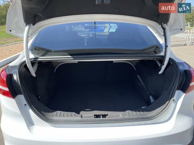 Белый Форд Фокус, объемом двигателя 2 л и пробегом 206 тыс. км за 8800 $, фото 1 на Automoto.ua