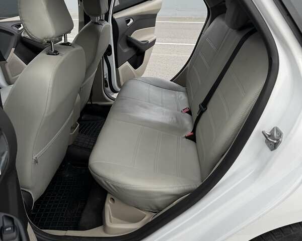 Белый Форд Фокус, объемом двигателя 2 л и пробегом 205 тыс. км за 8300 $, фото 19 на Automoto.ua