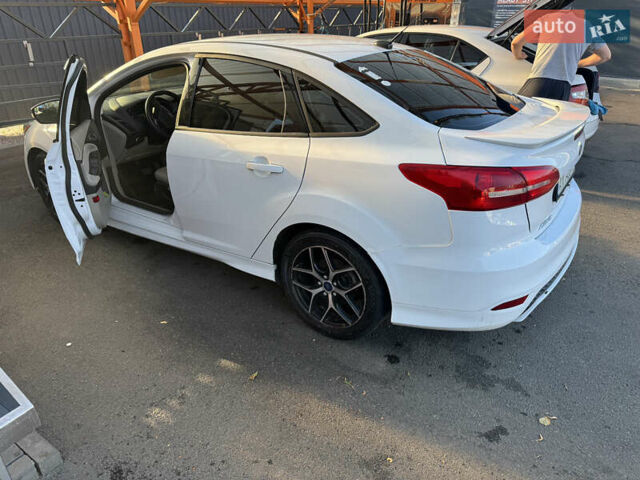 Белый Форд Фокус, объемом двигателя 2 л и пробегом 125 тыс. км за 8900 $, фото 1 на Automoto.ua