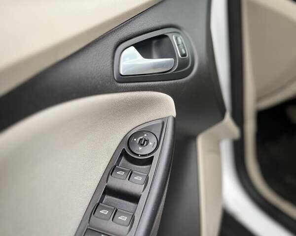 Белый Форд Фокус, объемом двигателя 2 л и пробегом 205 тыс. км за 8300 $, фото 36 на Automoto.ua