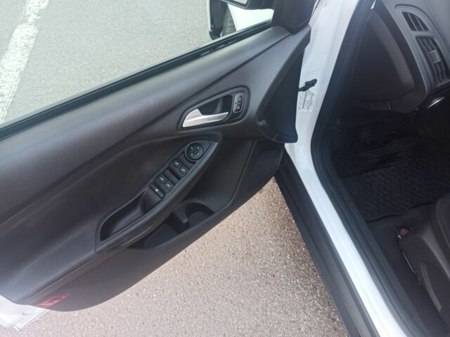 Белый Форд Фокус, объемом двигателя 2 л и пробегом 119 тыс. км за 7500 $, фото 7 на Automoto.ua