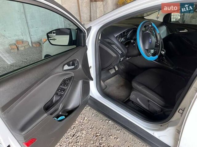 Белый Форд Фокус, объемом двигателя 2 л и пробегом 129 тыс. км за 7500 $, фото 19 на Automoto.ua