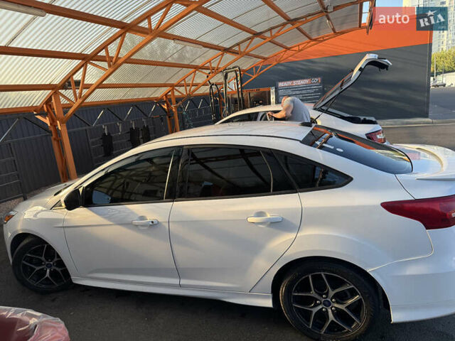 Белый Форд Фокус, объемом двигателя 2 л и пробегом 125 тыс. км за 8900 $, фото 5 на Automoto.ua