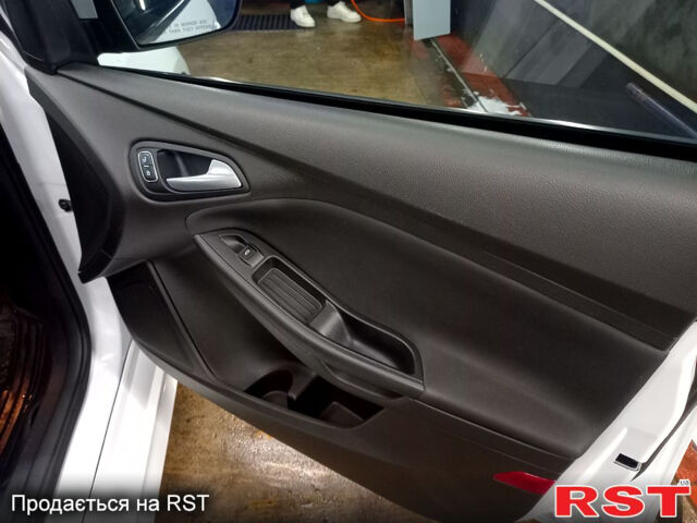 Білий Форд Фокус, об'ємом двигуна 2 л та пробігом 109 тис. км за 9000 $, фото 7 на Automoto.ua