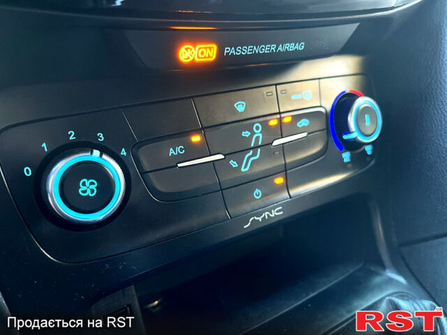 Белый Форд Фокус, объемом двигателя 2 л и пробегом 190 тыс. км за 9000 $, фото 6 на Automoto.ua