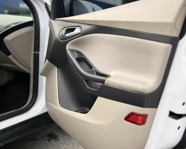 Белый Форд Фокус, объемом двигателя 2 л и пробегом 205 тыс. км за 8300 $, фото 32 на Automoto.ua