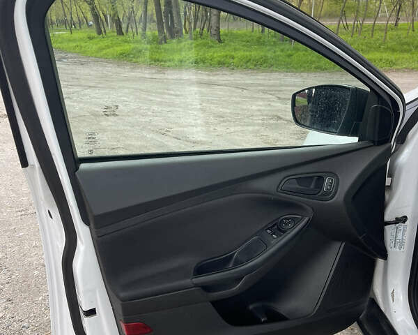 Форд Фокус 2015 у Горішні Плавні (Комсомольськ) на Automoto.ua Білий Форд Фокус, об'ємом двигуна 2 л та пробігом 165 тис. км за 6999 $, фото 7 на Automoto.ua