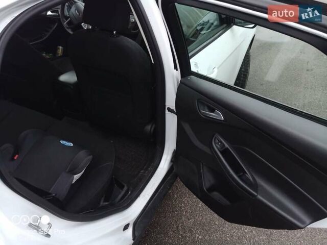 Белый Форд Фокус, объемом двигателя 2 л и пробегом 169 тыс. км за 8500 $, фото 18 на Automoto.ua
