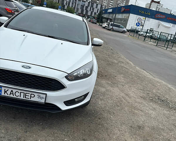 Белый Форд Фокус, объемом двигателя 2 л и пробегом 165 тыс. км за 8000 $, фото 6 на Automoto.ua