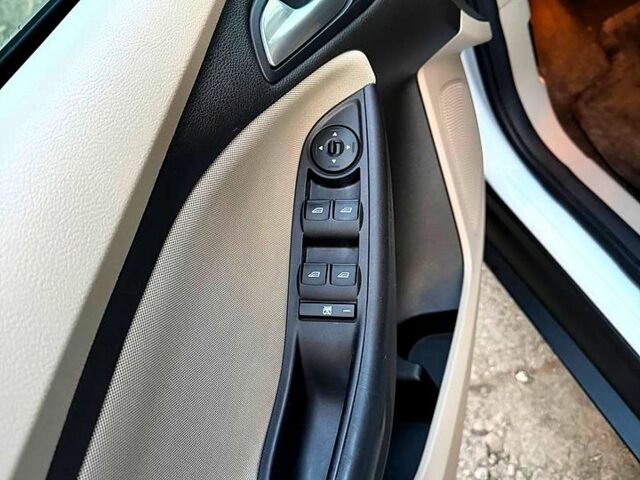 Белый Форд Фокус, объемом двигателя 2 л и пробегом 198 тыс. км за 8900 $, фото 9 на Automoto.ua