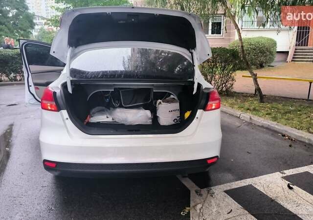 Белый Форд Фокус, объемом двигателя 2 л и пробегом 136 тыс. км за 9200 $, фото 5 на Automoto.ua