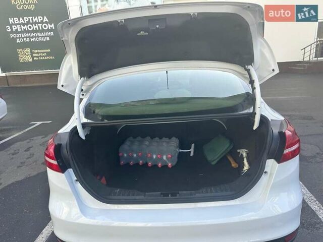 Белый Форд Фокус, объемом двигателя 2 л и пробегом 202 тыс. км за 7600 $, фото 5 на Automoto.ua