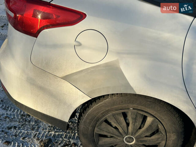 Білий Форд Фокус, об'ємом двигуна 2 л та пробігом 142 тис. км за 8800 $, фото 4 на Automoto.ua