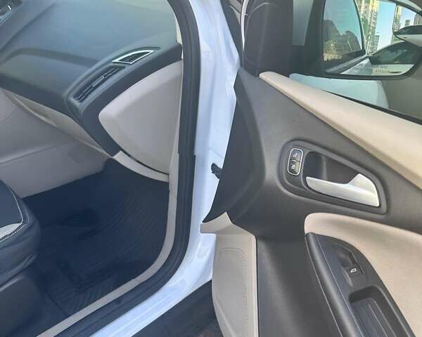 Белый Форд Фокус, объемом двигателя 2 л и пробегом 202 тыс. км за 7600 $, фото 2 на Automoto.ua