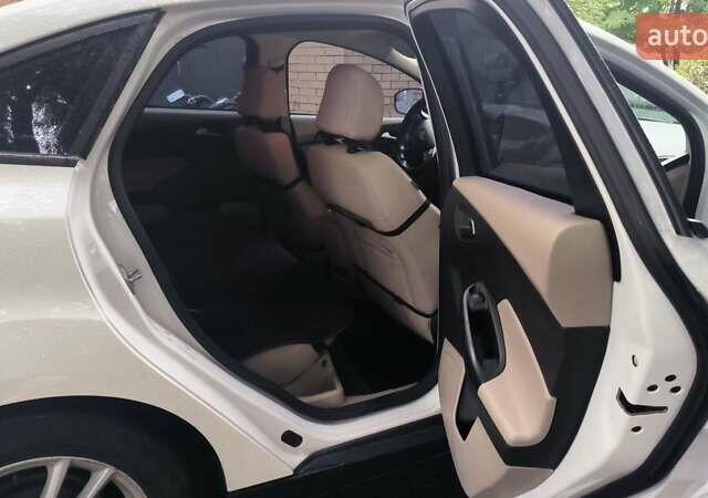 Белый Форд Фокус, объемом двигателя 2 л и пробегом 136 тыс. км за 9200 $, фото 4 на Automoto.ua