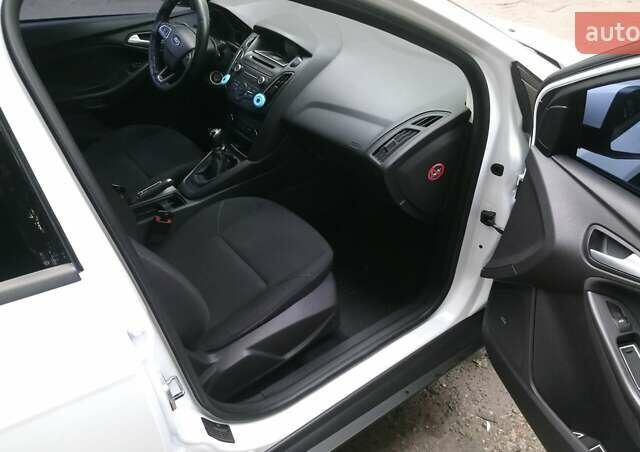 Белый Форд Фокус, объемом двигателя 1.6 л и пробегом 45 тыс. км за 10700 $, фото 3 на Automoto.ua