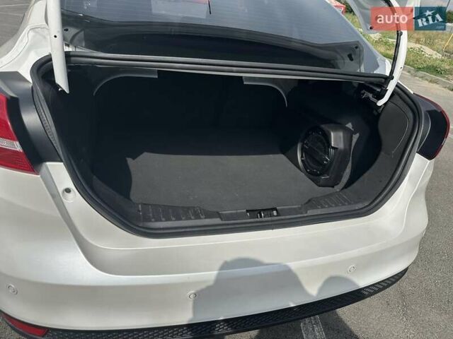 Білий Форд Фокус, об'ємом двигуна 2 л та пробігом 176 тис. км за 10800 $, фото 9 на Automoto.ua