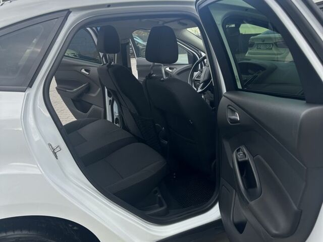 Форд Фокус 2017 в Черновцах на Automoto.ua Белый Форд Фокус, объемом двигателя 1.6 л и пробегом 61 тыс. км за 8900 $, фото 11 на Automoto.ua