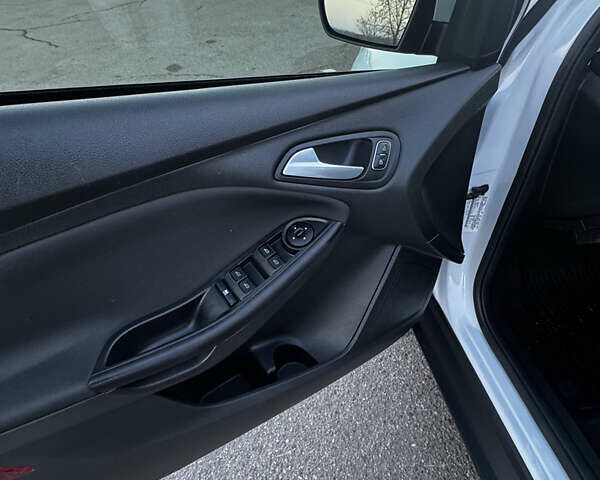 Білий Форд Фокус, об'ємом двигуна 2 л та пробігом 110 тис. км за 8900 $, фото 7 на Automoto.ua