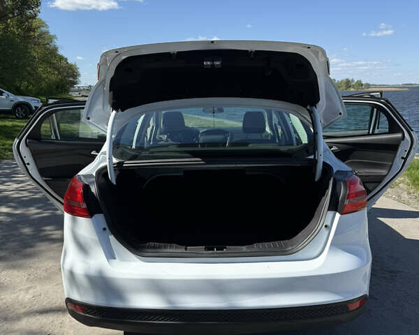 Білий Форд Фокус, об'ємом двигуна 1.6 л та пробігом 101 тис. км за 9000 $, фото 4 на Automoto.ua