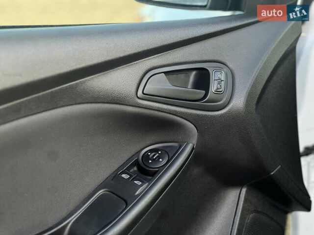 Білий Форд Фокус, об'ємом двигуна 2 л та пробігом 61 тис. км за 10299 $, фото 6 на Automoto.ua