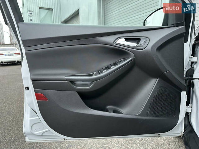 Білий Форд Фокус, об'ємом двигуна 2 л та пробігом 137 тис. км за 8400 $, фото 13 на Automoto.ua